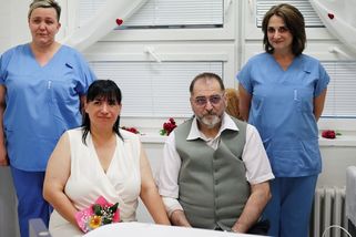 Žádné odklady, rozhodli zdravotníci z Ostravy a vystrojili pacientovi veselku přímo na oddělení - Novinky